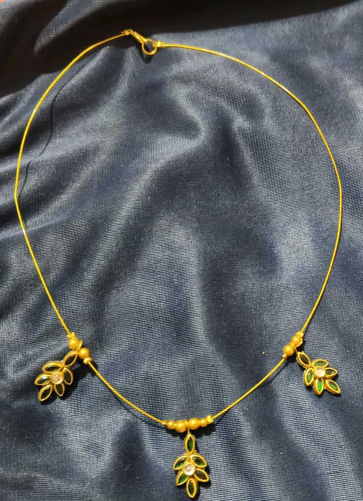 Elegant Gold Leaf Pendant Necklace