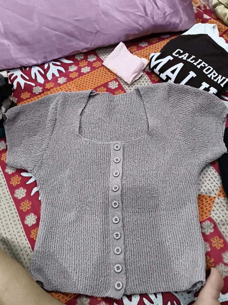 Cute Button-Up Knit Top ( i m sending freebies als