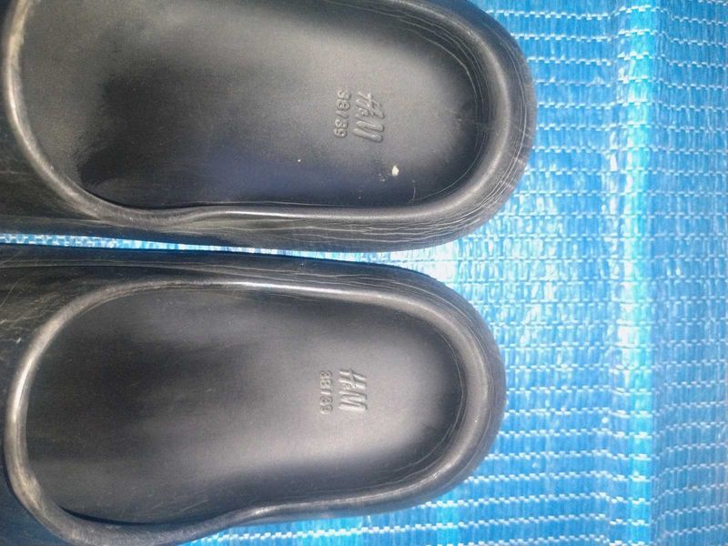 H&amp;M Black Slides