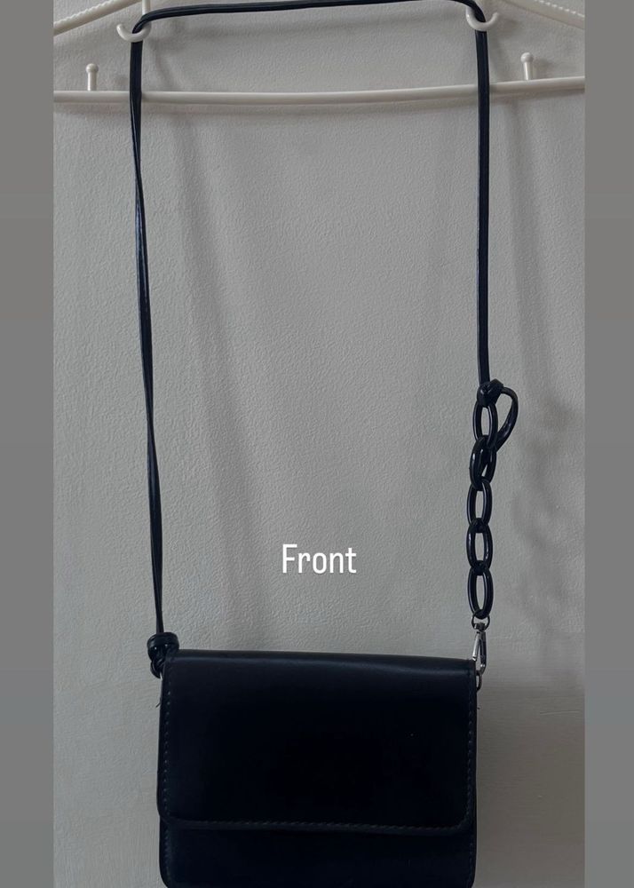 BLACK SLING BAG