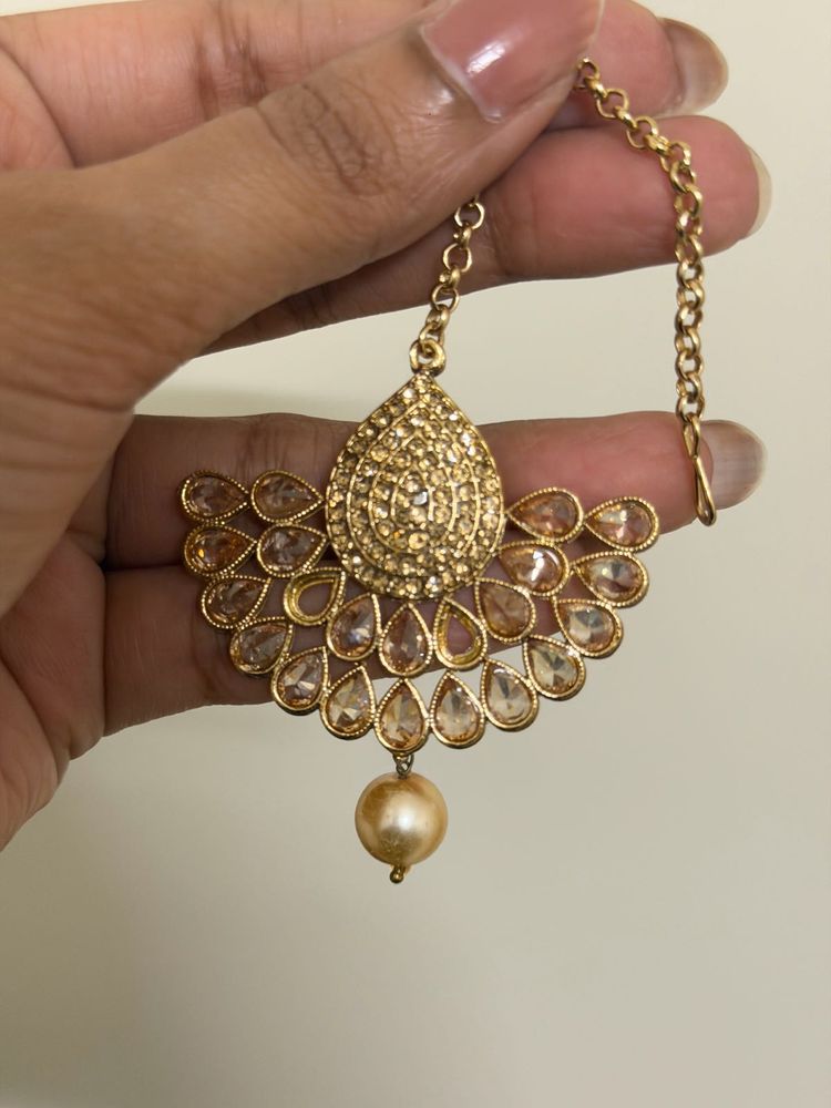 Elegant Kundan Maang Tikka