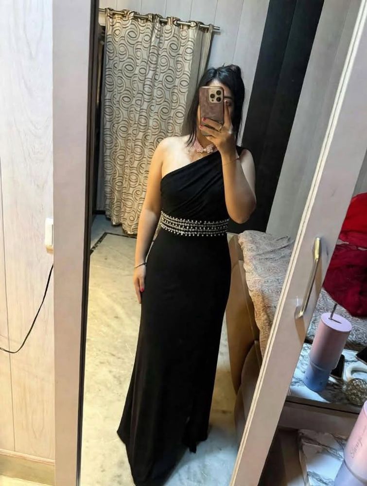Elegant Black One-Shoulder Gown🦋🎀