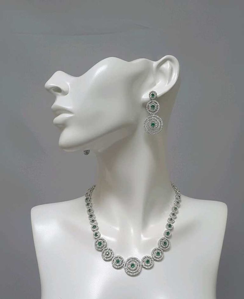 Elegant Emerald Jewelry Set