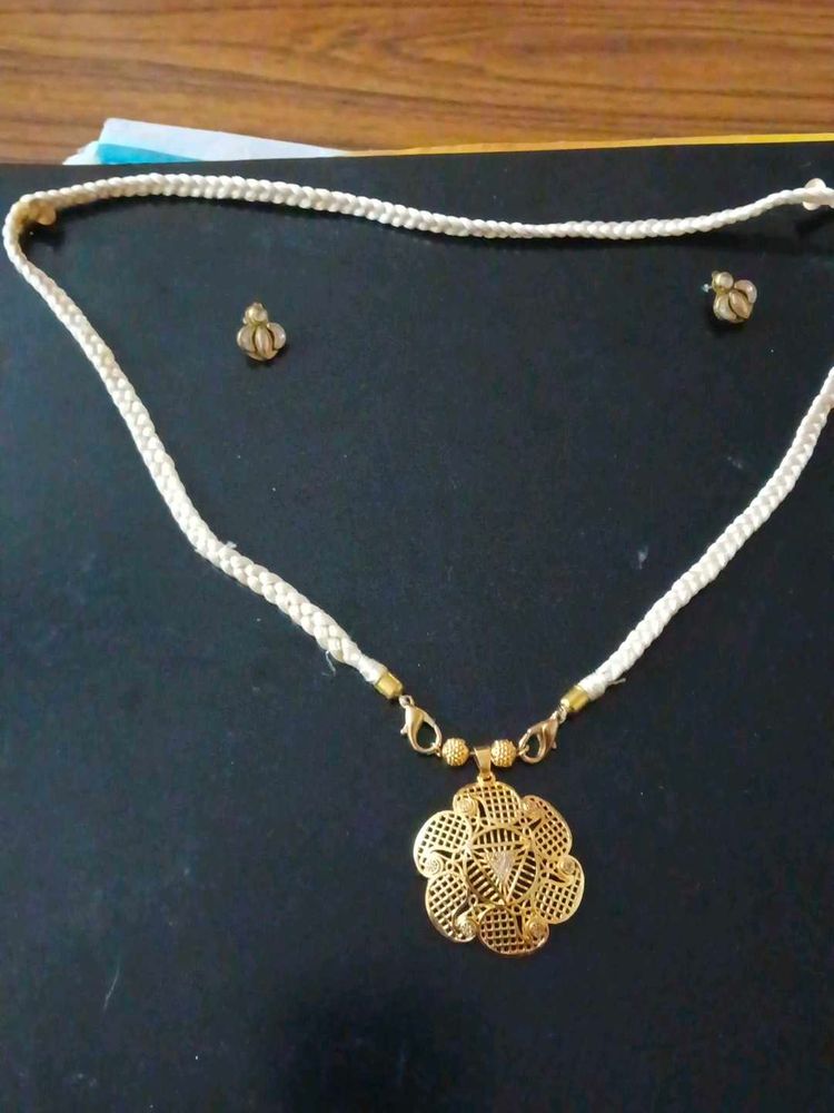 Elegant Gold-Tone Necklace &amp; Earring Set