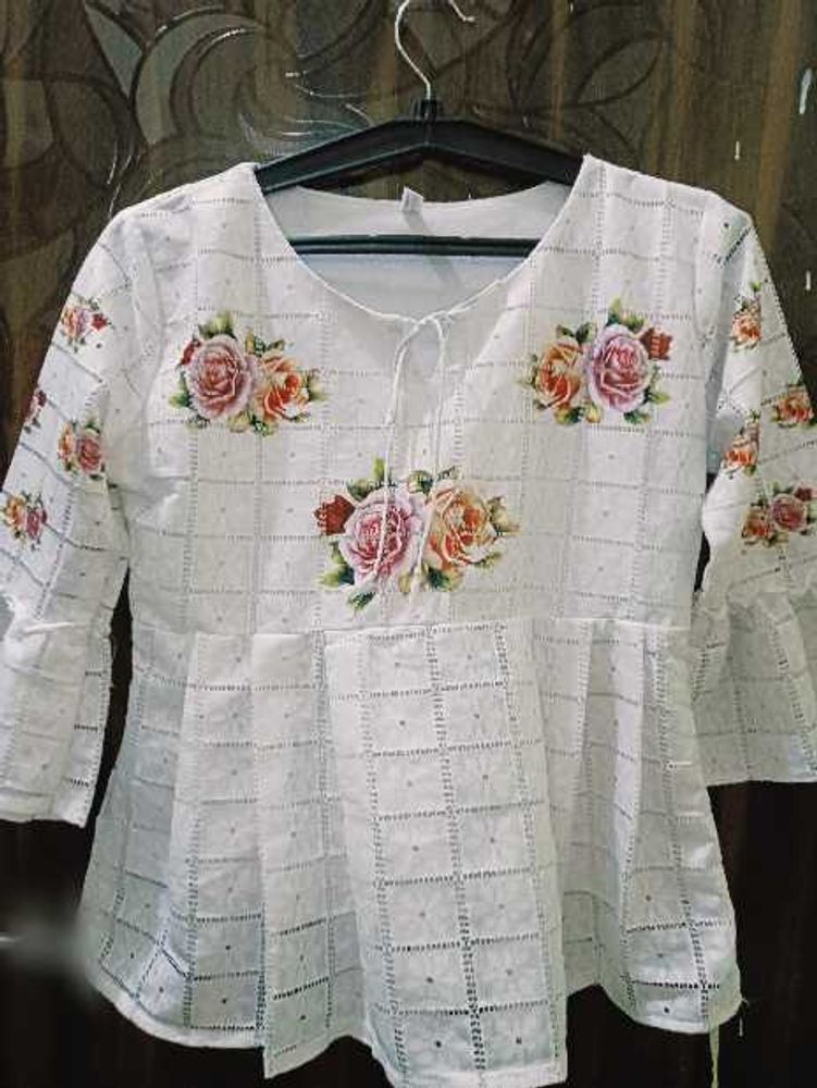 White Chikankari Kurta with Floral Embroidery🤍🌸