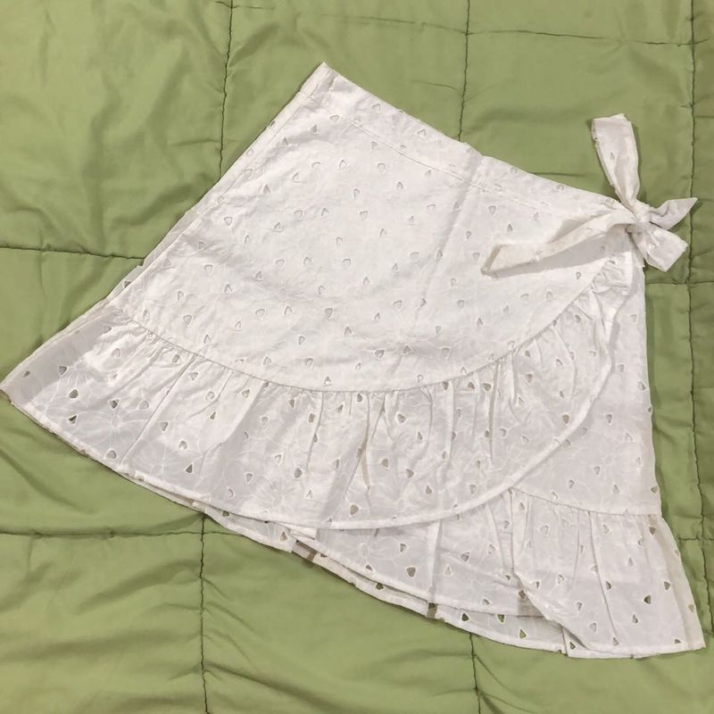 White Broderie Anglaise Wrap skirt ✨✨