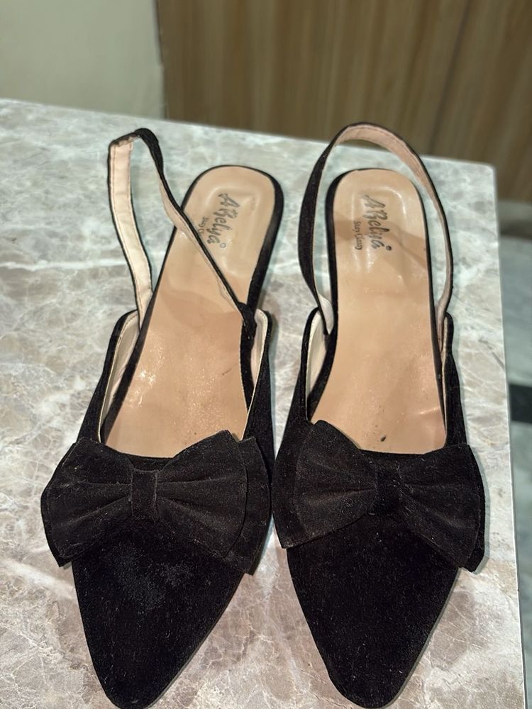 Chic Black Bow Slingback Heels