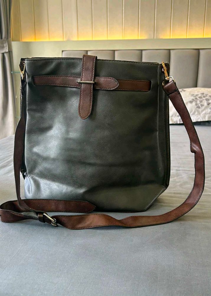 Chic Crossbody Bag with Buckle Detail