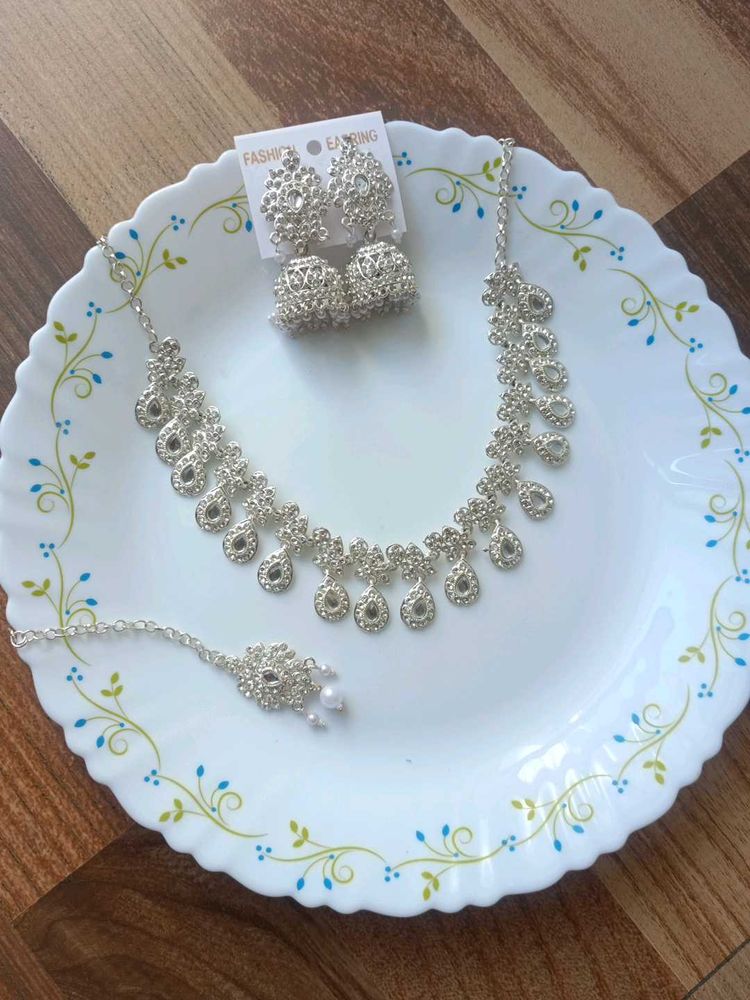 Stunning Silver-Toned Jewellery Set