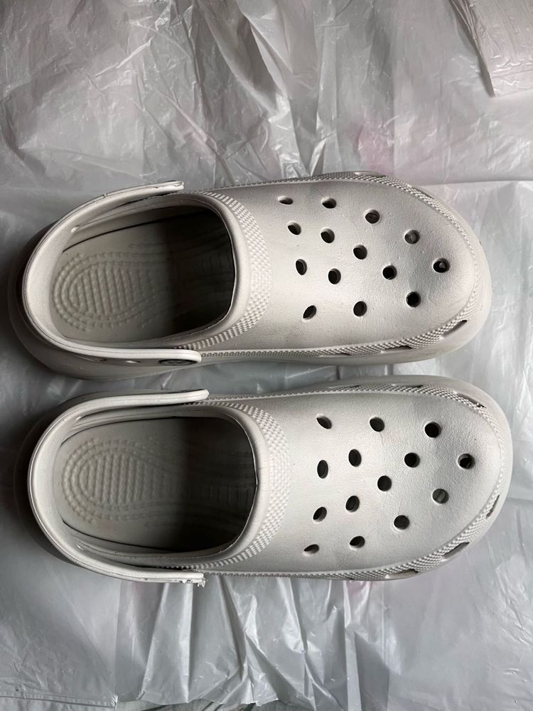 White Rubber Clogs – Crocs Style