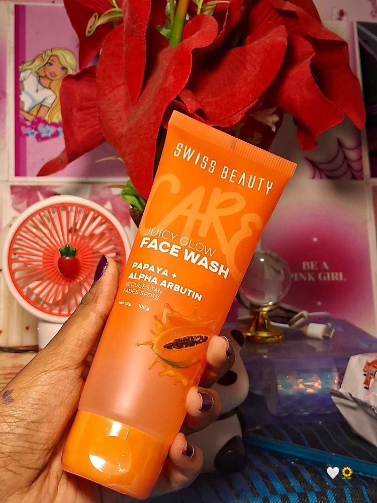 Swiss Beauty Juicy Glow Face Wash