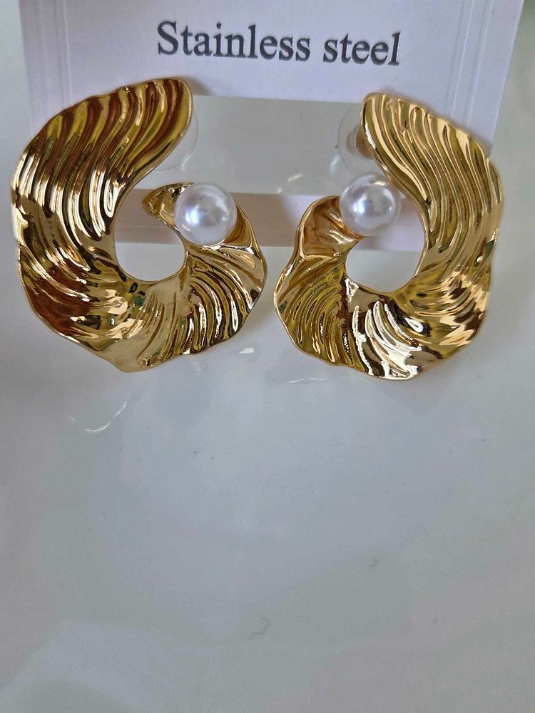 Gold Textured Pearl Earrings
