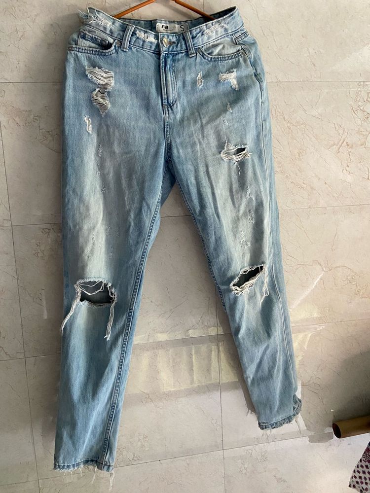 Trendy Light Wash Distressed Jeans