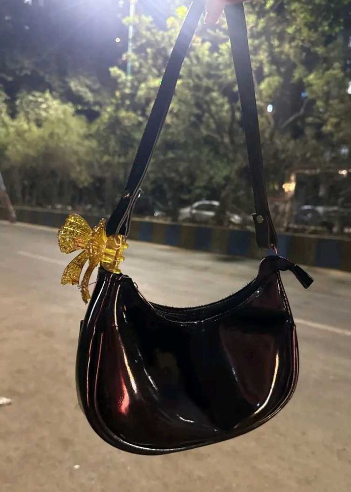 Trendy black sling bag