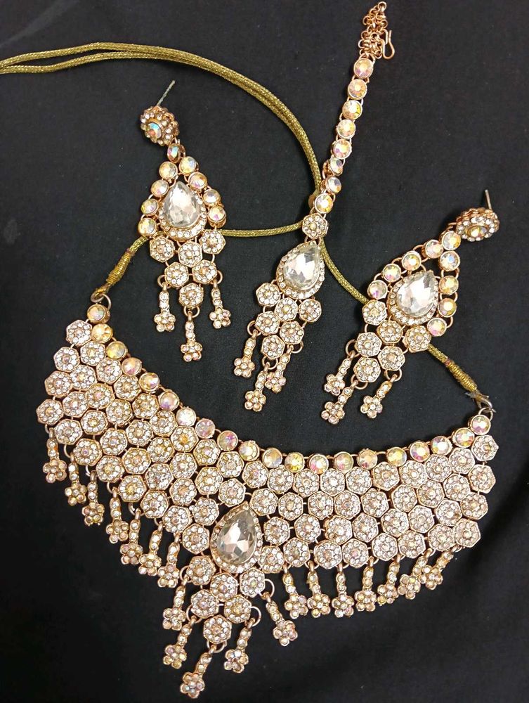 Exquisite Kundan Necklace Set with Earrings