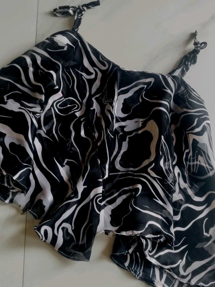 Stylish Black &amp; White Abstract Print Top frill too