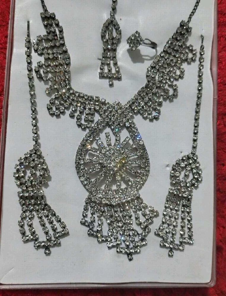Stunning Rhinestone Jewellery Set