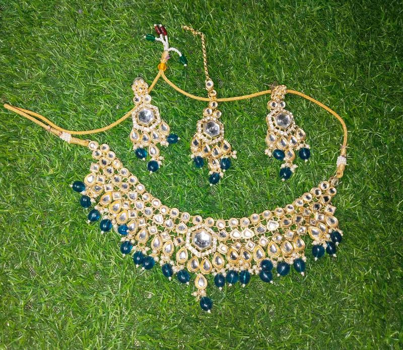 Exquisite Kundan Necklace Set with Earrings
