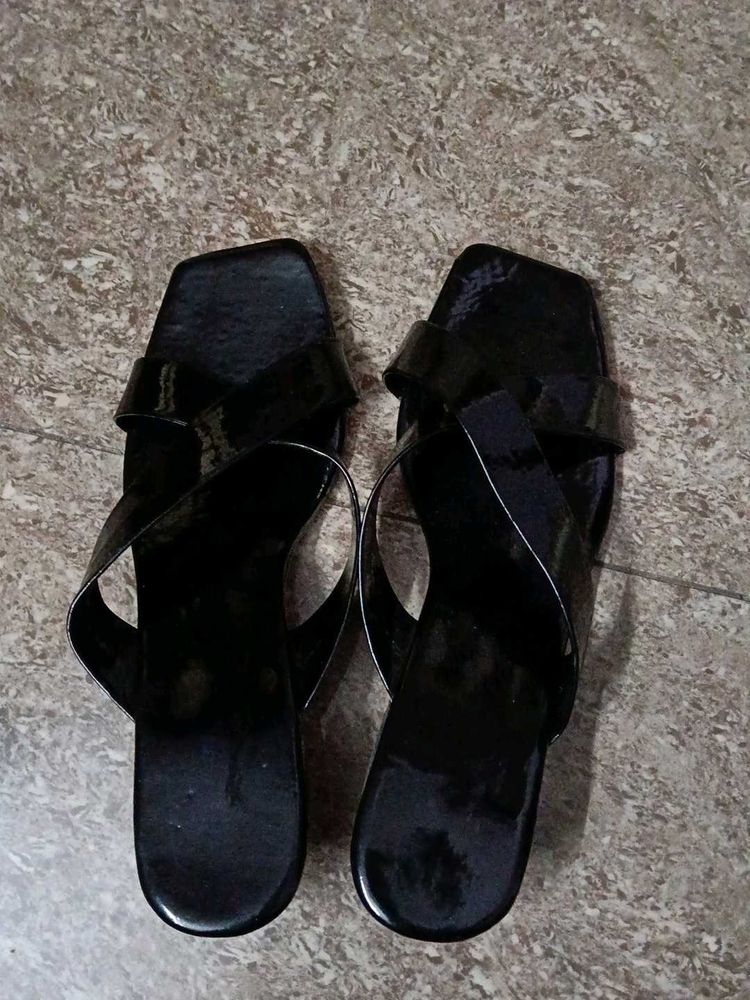 Chic Black Patent Flip-Flops it's a new
