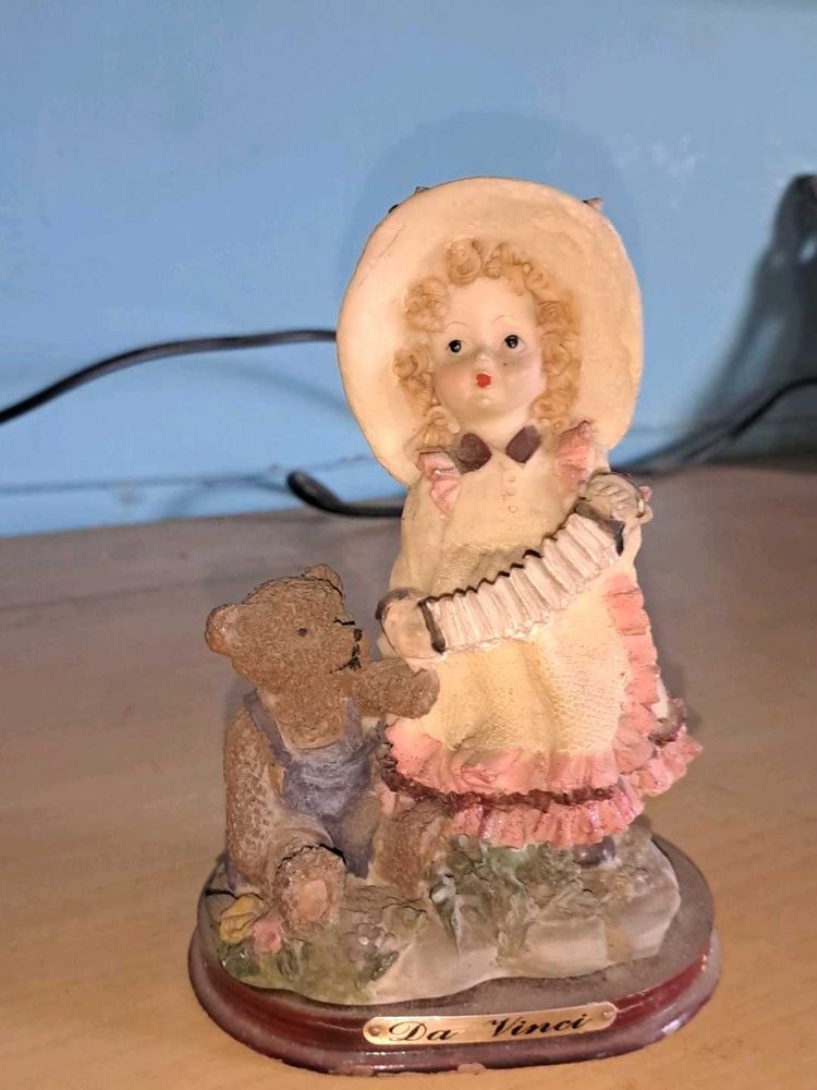 Da Vinci Figurine - Girl and Teddy Bear