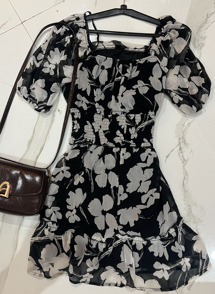 Chic Black &amp; White Floral Dress