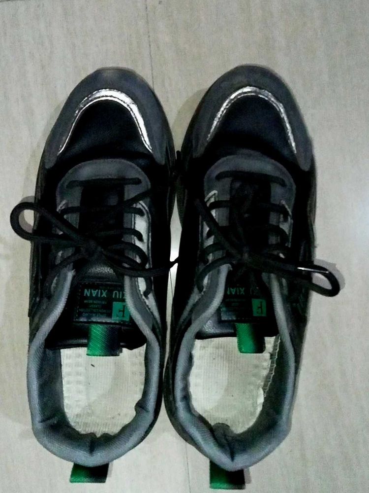 unisex black sports shoes