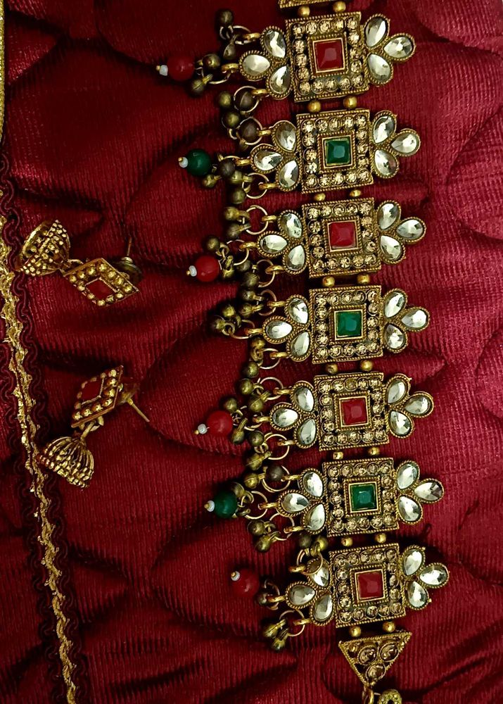 Elegant Kundan &amp; Emerald Necklace Set