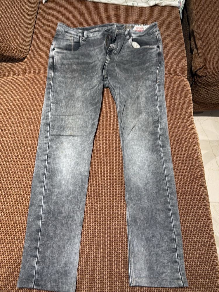 Stylish Men's Grey Washed Jeans 32 inches