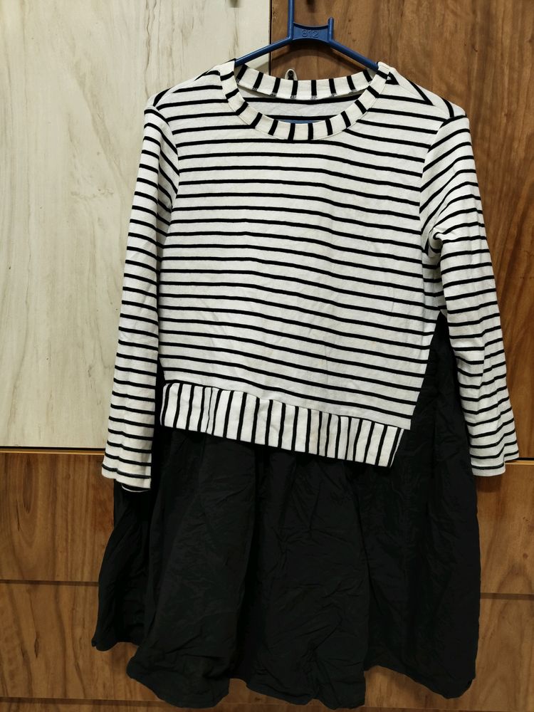 Colour Black An White Tshirt Kam Kurti Size M