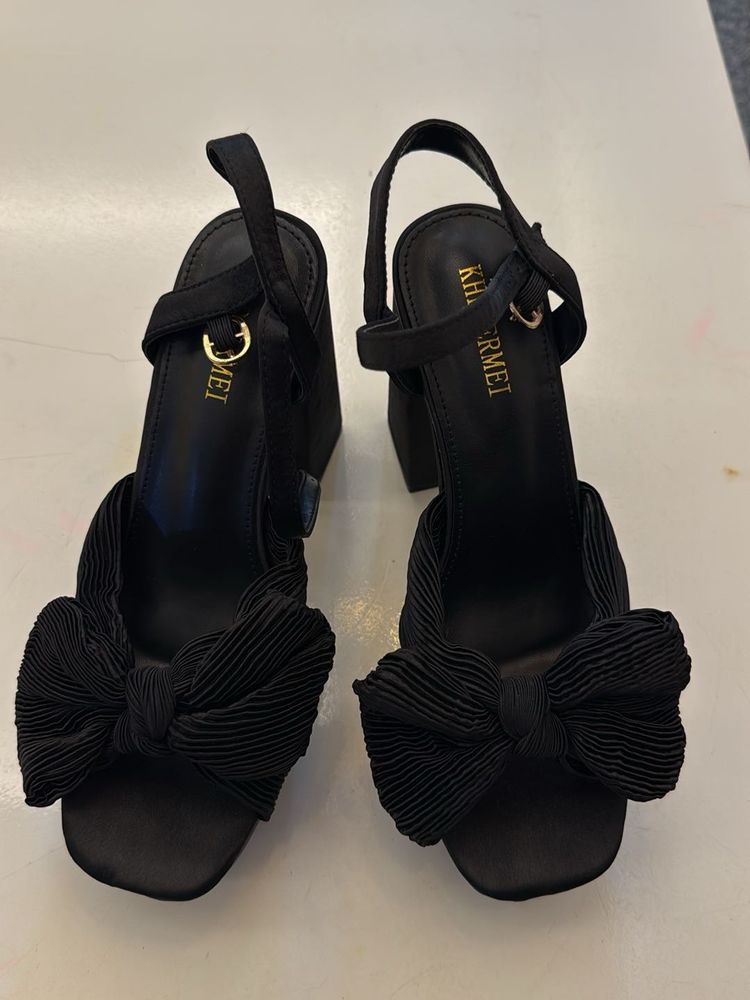 Chic Black Bow Heels