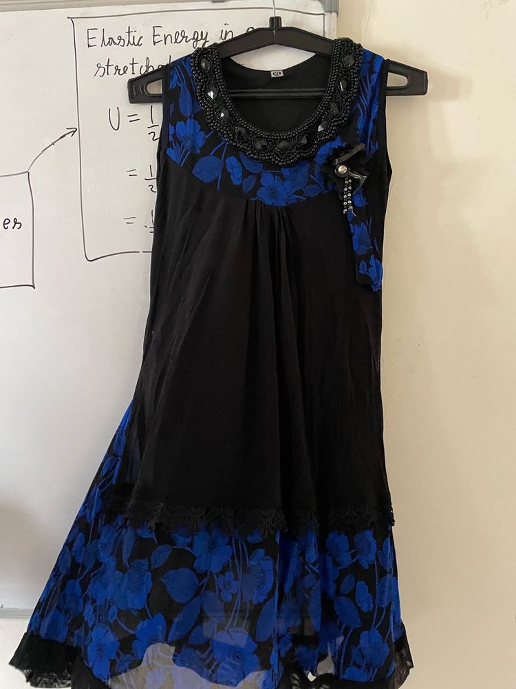 Elegant Black &amp; Blue Floral long top
