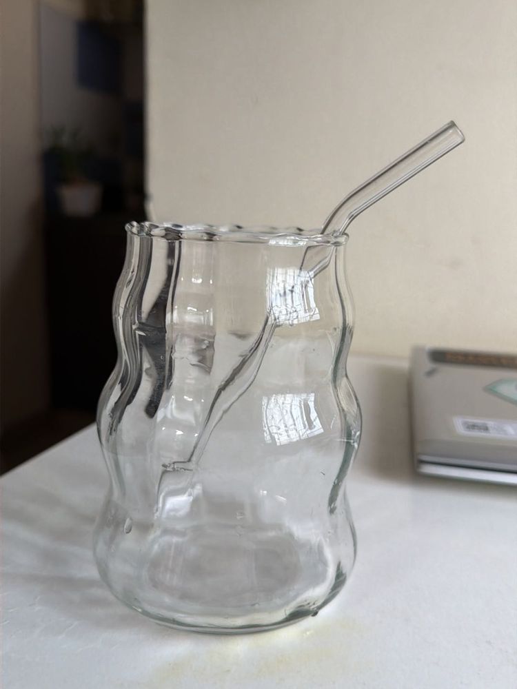 Wavy coffee tumbler with Straw