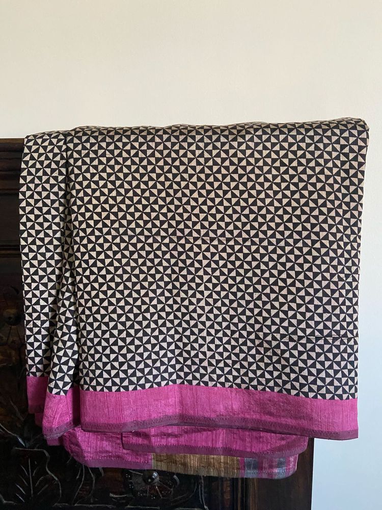 Black &amp; White Geometric Saree with Pink Border