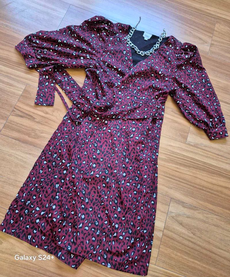 Chic Leopard Print Wrap Dress