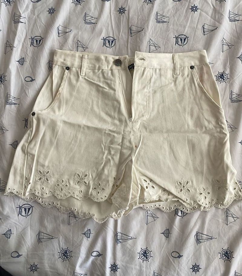 Chic White Embroidered Shorts