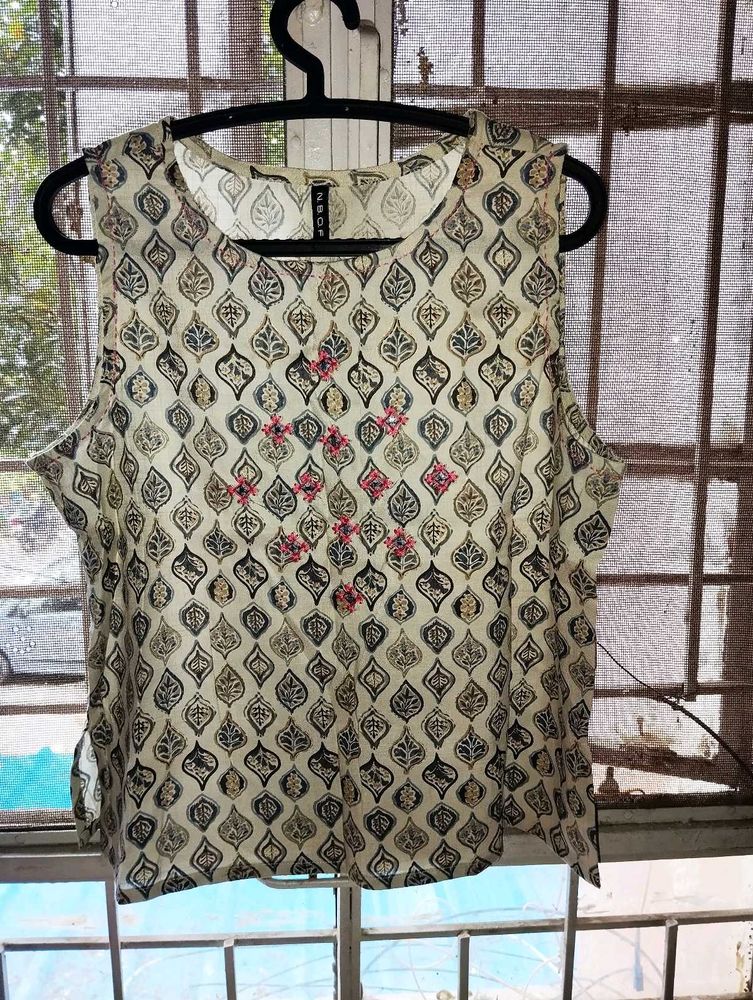 Stylish Sleeveless Kurta with Leaf Print