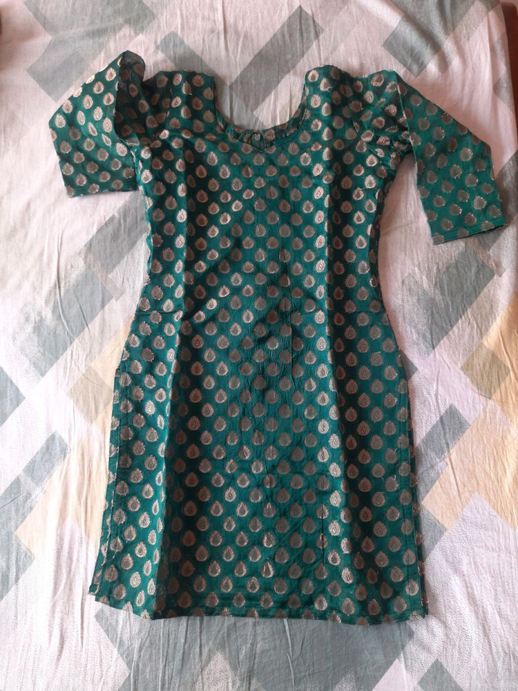 green benarasi kurti,  knee length, 3 quarter sleeves, cotton lining, fit to size s, alterable
