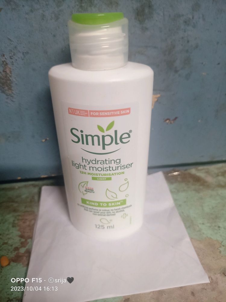 SIMPLE HYDRATING LIGHT MOISTURIZER