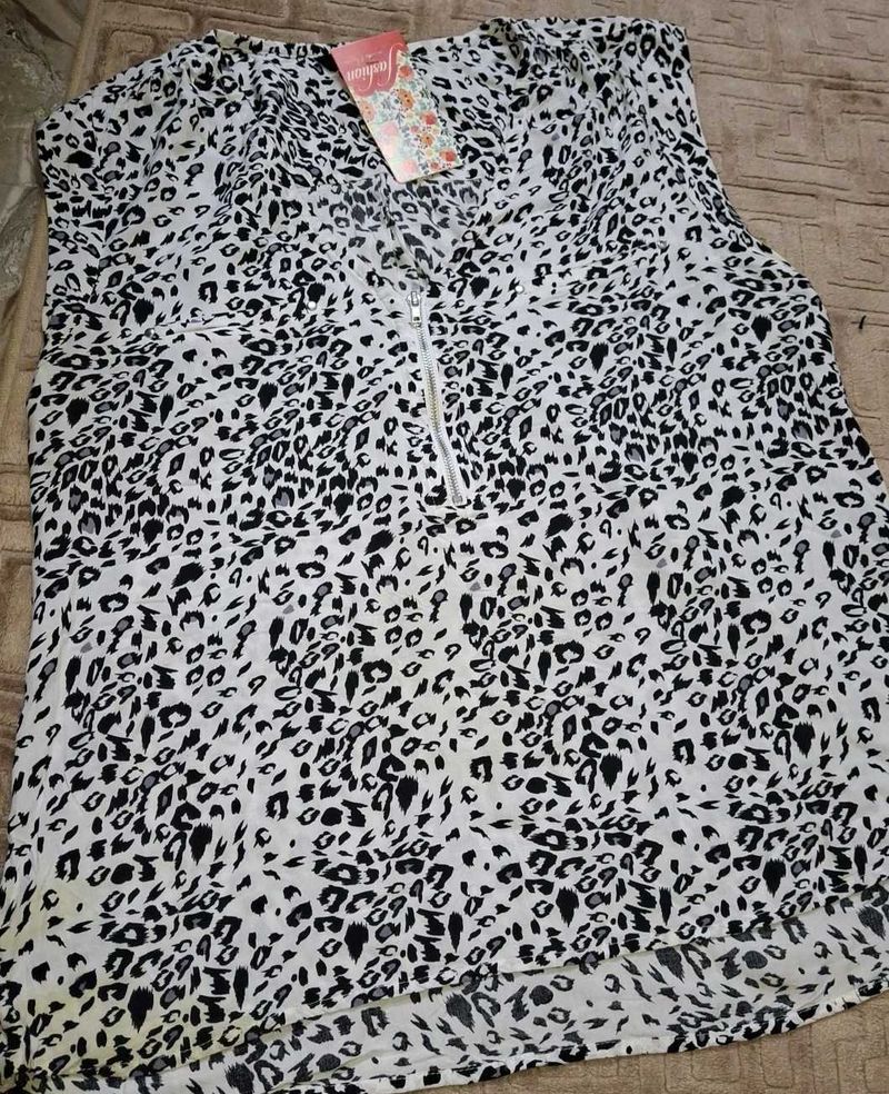 Chic Leopard Print Zipper Top