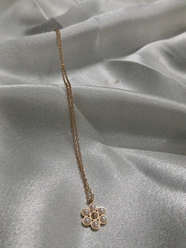 Delicate Pearl Flower Necklace