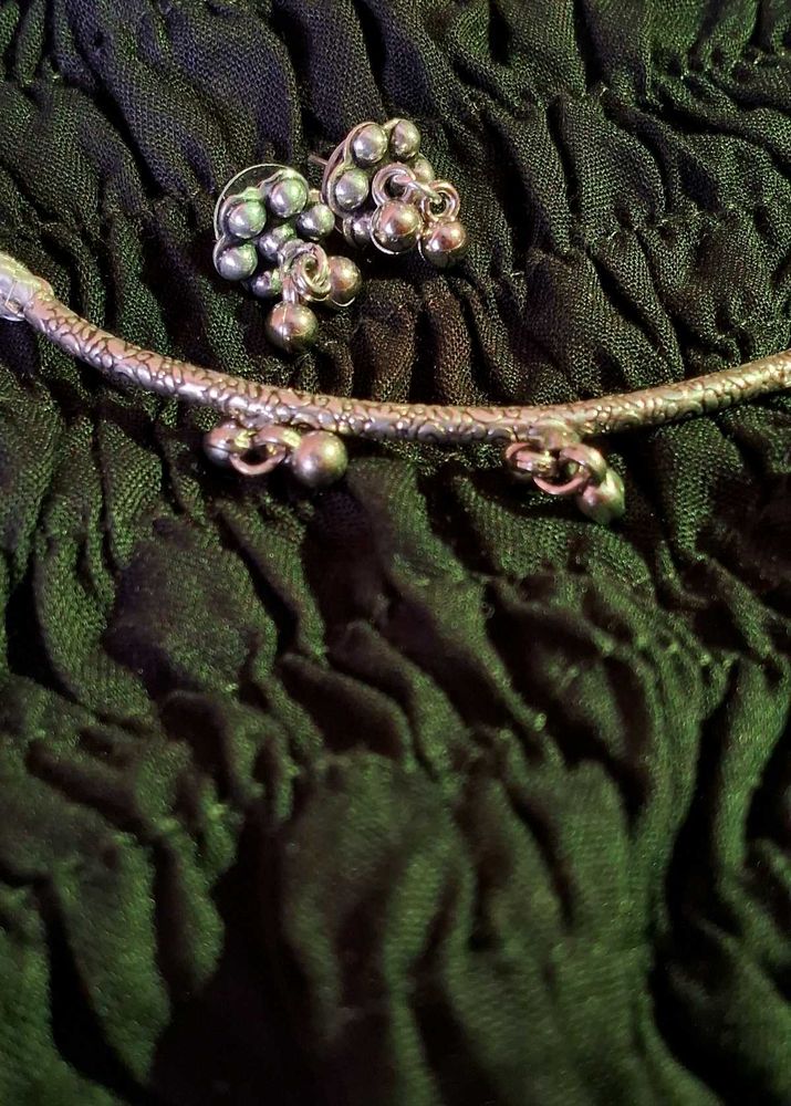 Silver Tone hasuli or necklace and Earring Set