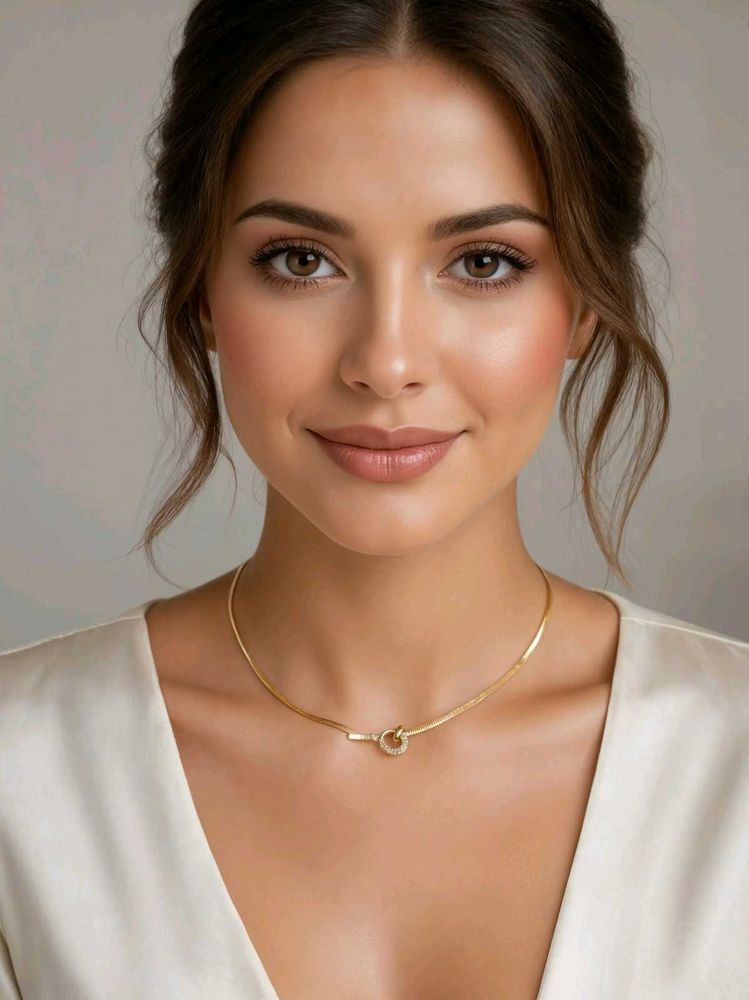 Elegant Gold Tone Necklace with Rhinestones