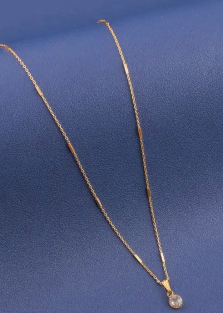 Elegant Gold Chain Necklace with Pendant