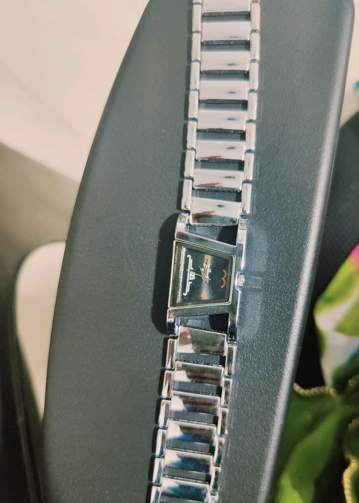 Women's Analog Watch. Like New. Good Condition.