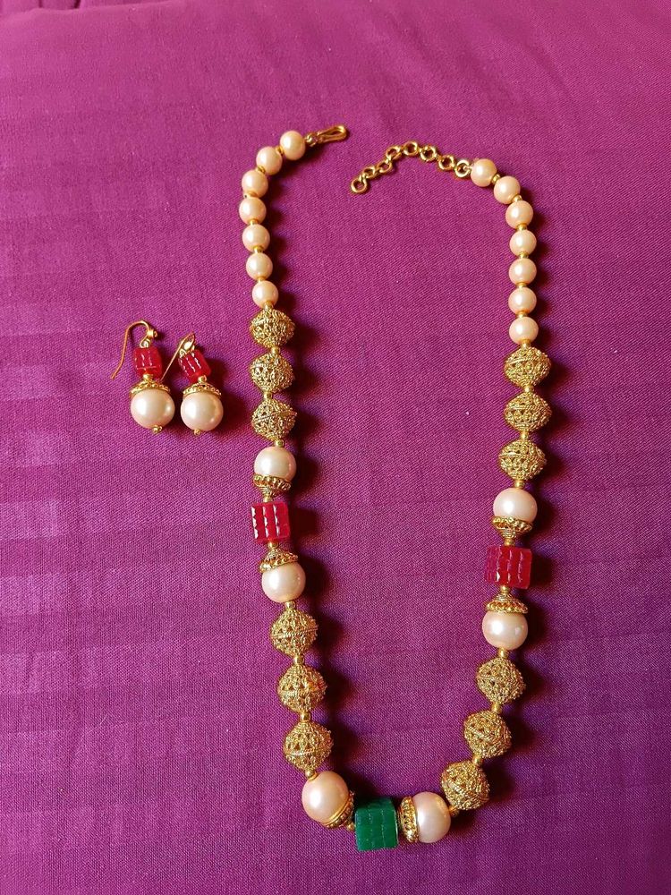 Pearl and Gold Tone Necklace Set