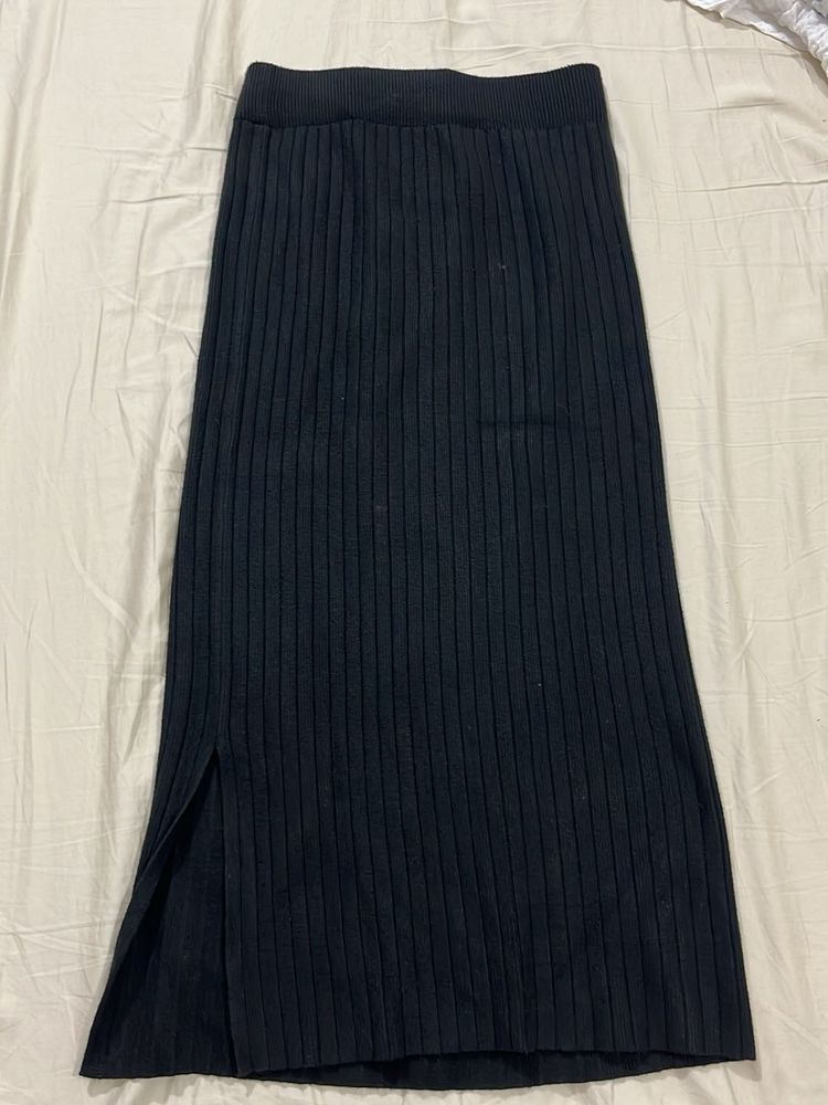 Chic Ribbed Midi Skirt with Side Slit