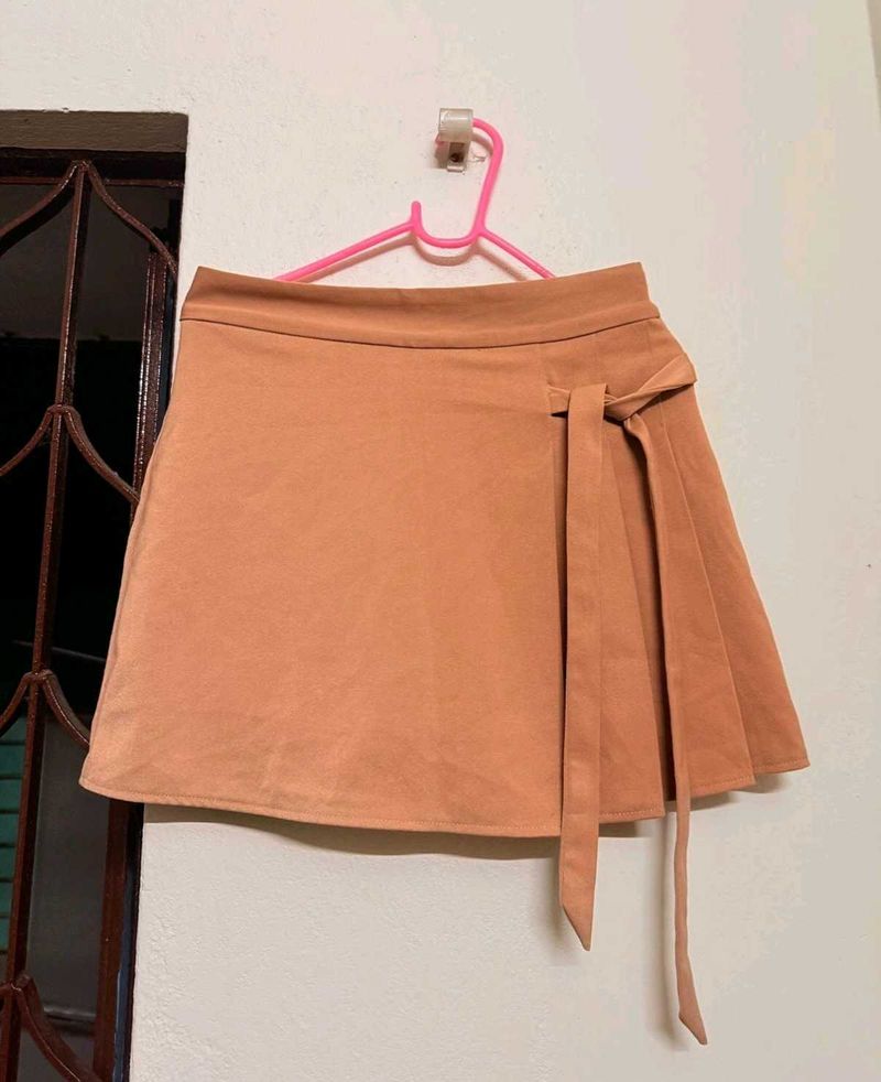 y2k tan mini skirt with built-in shorts🫶🏼