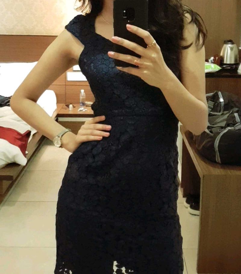 Elegant Navy Lace Dress with Cutout