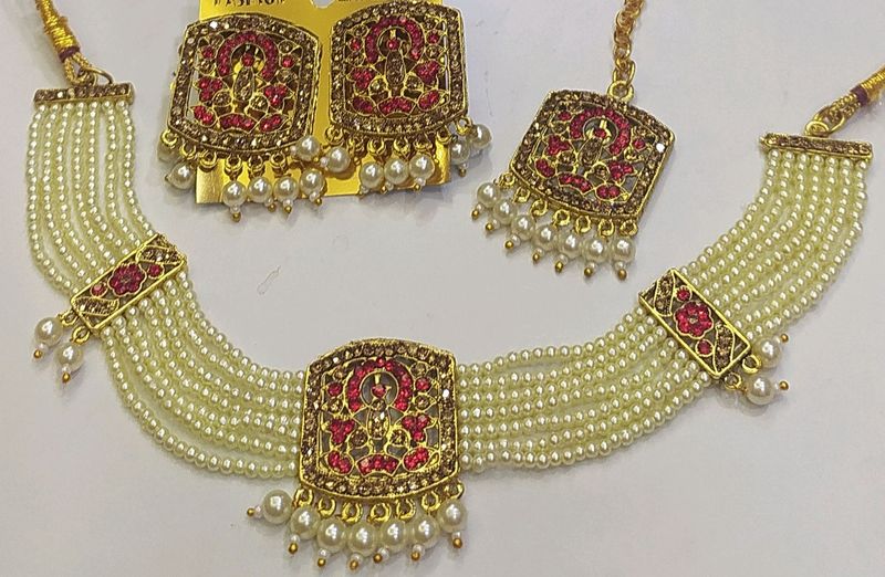 pearl maroon neck piece set with maang tika