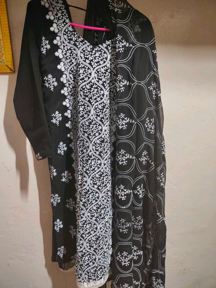 Elegant Black &amp; White Embroidered Kurta Set